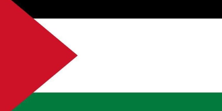 أنا العالقةُ في ترابِك …