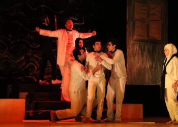 “القطة العامية” كوميديا سوداء تناقش قضايا الأبناء