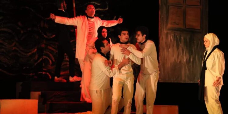 “القطة العامية” كوميديا سوداء تناقش قضايا الأبناء