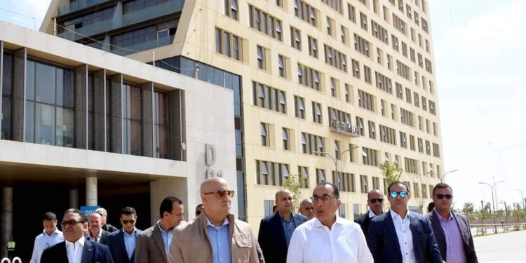 رئيس الوزراء يبدأ جولة تفقدية بمشروعات العاصمة الإدارية الجديدة