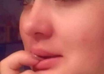 ‏« وسألتُها عمّا يكدّر صفْوها » للشاعر محسن ممتاز