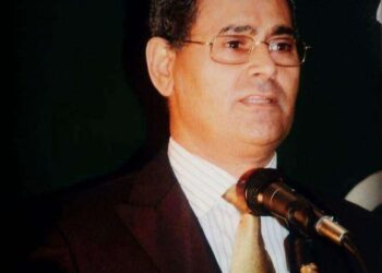 ظهرَ الهلال بقوسهِ يتبخترُ …