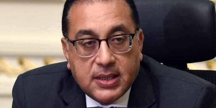 رئيس الوزراء يتابع مع محافظ مطروح موقف التعامل مع السيول