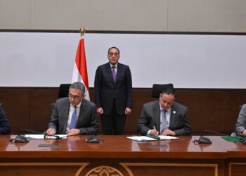 رئيس الوزراء يشهد توقيع 3 اتفاقات إطارية مُلزمة لبدء تجميع السيارات محليًا