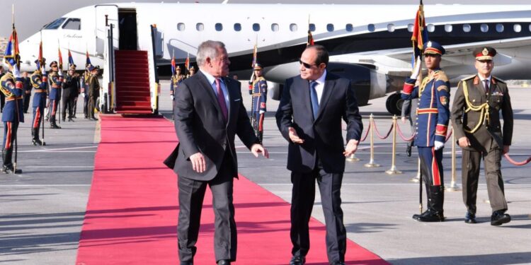 الرئيس السيسي يستقبل ملك الأردن بمطار القاهرة