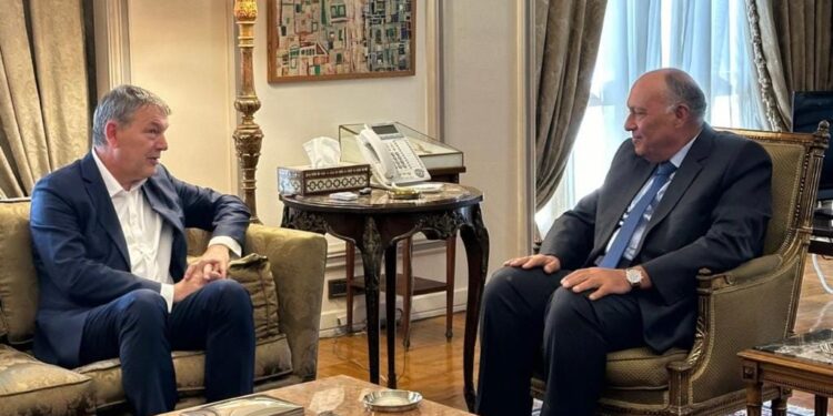 لإغاثة الفلسطينيين … وزير الخارجية المصري يلتقي المفوض العام لوكالة الأونروا في القاهرة