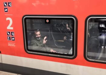 (( يصلبُني على مداخلِ المدنِ ))