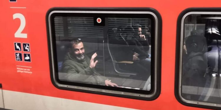 (( يصلبُني على مداخلِ المدنِ ))