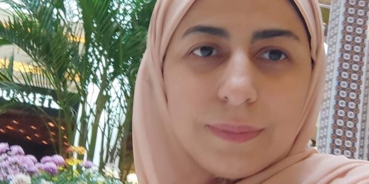 حَسنَاءُ يُوسُفُهَا بِكُلِّ كَيانِ