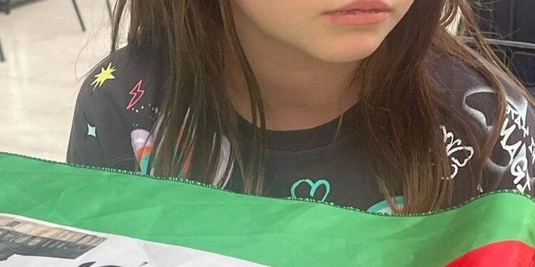 ابنة حلا شيحة بالخمار الفلسطيني وتعلن مقاطعة هذه المنتجات