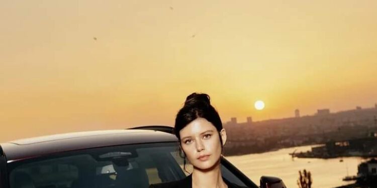 بيرين سات تفاجئ الجمهور بإطلالة جريئة وتتعرض للانتقادات