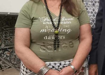 بعد تصنّع للغباء