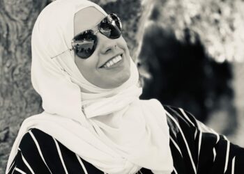 الكؤوس على الطاولة