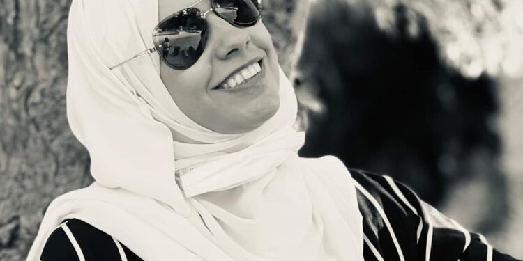 الكؤوس على الطاولة