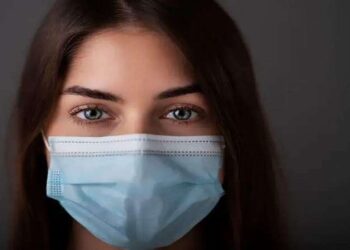 الأطباء ينصحون…. عودوا إلى ارتداء الكمامات