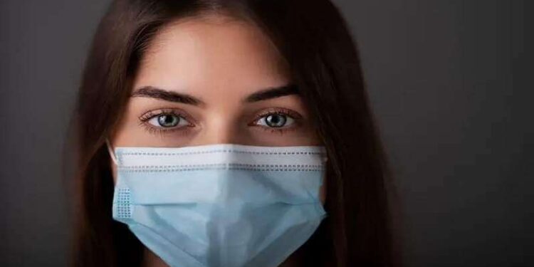 الأطباء ينصحون…. عودوا إلى ارتداء الكمامات