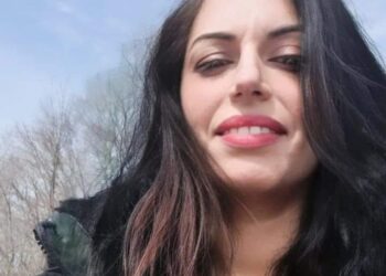 تسجنني الشاشات