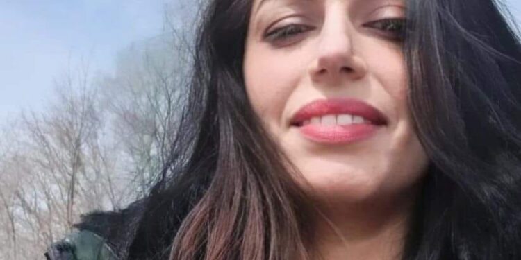 تسجنني الشاشات