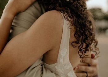 يا من أزاحم فيك أشواقي …