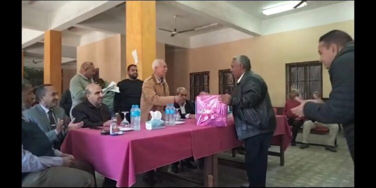 المراجعة الداخلية بسكر ارمنت تكرم طلب لبلوغه سن التقاعد .