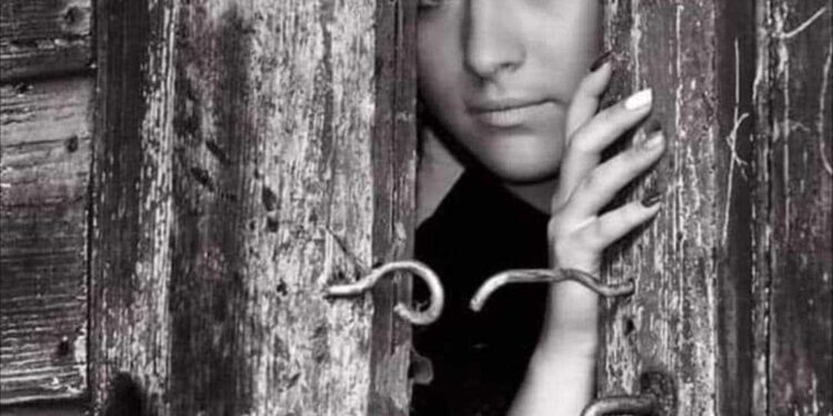 أنا زى شارع متواربة أبوابه …