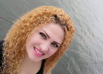 و كأنّي أقبّل الفجرَ