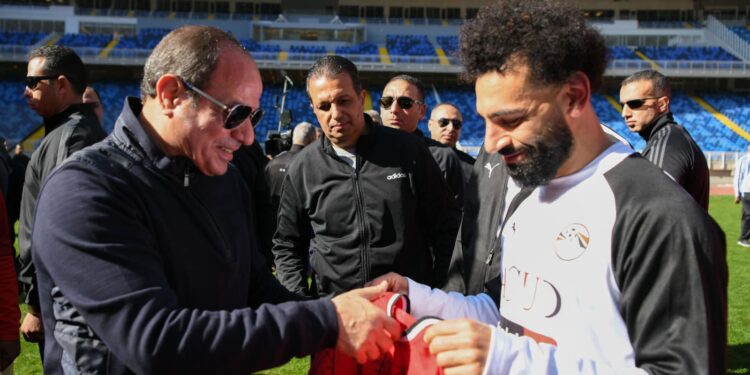 الرئيس السيسي يطمئن على المنتخب الوطني لكرة القدم