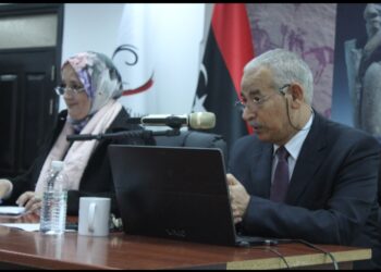 البرامج العلمية والثقافية تواصل صحبة المعرض فعالياتهاالبرامج العلمية والثقافية تواصل صحبة المعرض فعالياتها   ريم العبدلي -ليبيا   بقاعة المحاضرات لليوم الثانى تواصل اللجنة العلمية والثقافية فعاليات برنامجها بمحاضرات من قبل دكاتره وأساتذة مختصين ، حيث ابتدأت الفترة المسائية التى أدارت جلستها الدكتورة فاطمة العقيلي  بمحاصرة الأستاذ  الدكتور محمد الذويب ” ليبيا فى المصادر التاريخية القديمة ” ومحاضرة للدكتور على الحربي ” جوانب من تاريخ ليبيا فى العصر الاسلامى ” محاضرة الدكتور مصطفي البركي ” معالم اثارية إسلامية إلى جانب حلقة نقاش تصحب كل محاضرة ، كما يستمر المعرض بفتح أبوابه  بزيارة ، وكانت من ضمن الزيارات مفوضية بنغازى وتعريف بكافة المعروضات بشكل مفسر عن تاريخ ليبيا فى الحقب التاريخية