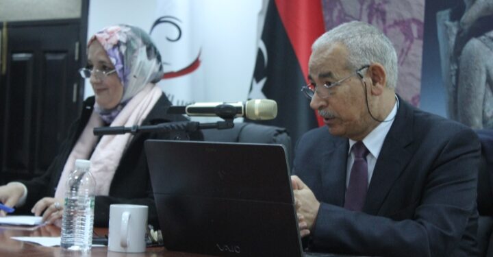 البرامج العلمية والثقافية تواصل صحبة المعرض فعالياتهاالبرامج العلمية والثقافية تواصل صحبة المعرض فعالياتها ريم العبدلي -ليبيا بقاعة المحاضرات لليوم الثانى تواصل اللجنة العلمية والثقافية فعاليات برنامجها بمحاضرات من قبل دكاتره وأساتذة مختصين ، حيث ابتدأت الفترة المسائية التى أدارت جلستها الدكتورة فاطمة العقيلي بمحاصرة الأستاذ الدكتور محمد الذويب ” ليبيا فى المصادر التاريخية القديمة ” ومحاضرة للدكتور على الحربي ” جوانب من تاريخ ليبيا فى العصر الاسلامى ” محاضرة الدكتور مصطفي البركي ” معالم اثارية إسلامية إلى جانب حلقة نقاش تصحب كل محاضرة ، كما يستمر المعرض بفتح أبوابه بزيارة ، وكانت من ضمن الزيارات مفوضية بنغازى وتعريف بكافة المعروضات بشكل مفسر عن تاريخ ليبيا فى الحقب التاريخية