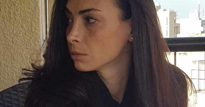 يا رَجلًا في عَينيه تَوارتِ الشطآن …