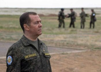 ميدفيديف يلوح بإمكانية استخدام روسيا السلاح النووي