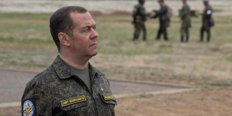 ميدفيديف يلوح بإمكانية استخدام روسيا السلاح النووي