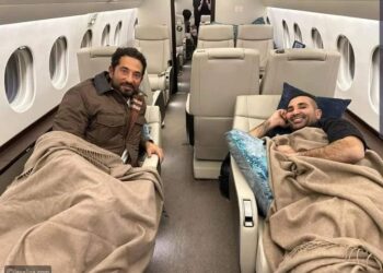 أحمد سعد يُشارك صورة برفقة شقيقه عمرو