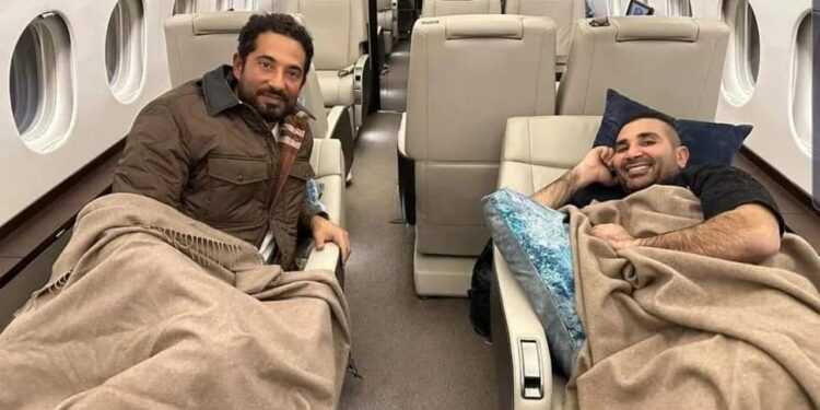 أحمد سعد يُشارك صورة برفقة شقيقه عمرو