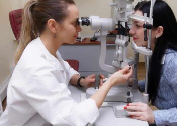 ‫النقاط السوداء المتحركة أمام العين تدق ناقوس الخطر