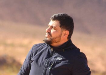 معطف يلبسه نعش …