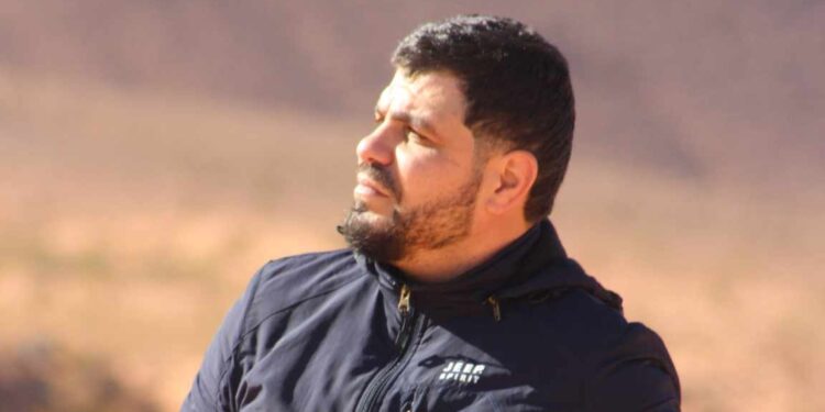 معطف يلبسه نعش …