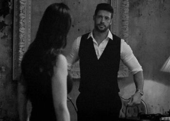 واقف مستني بشوق