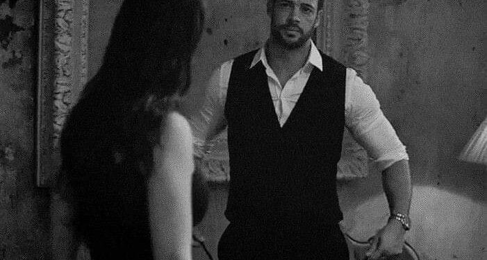 واقف مستني بشوق