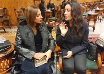 لطيفة تنهار بالبكاء في عزاء والدتها ونجوم الفن يساندونها