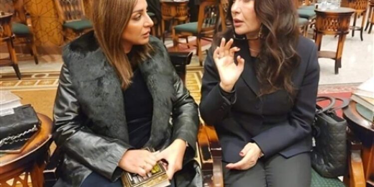 لطيفة تنهار بالبكاء في عزاء والدتها ونجوم الفن يساندونها