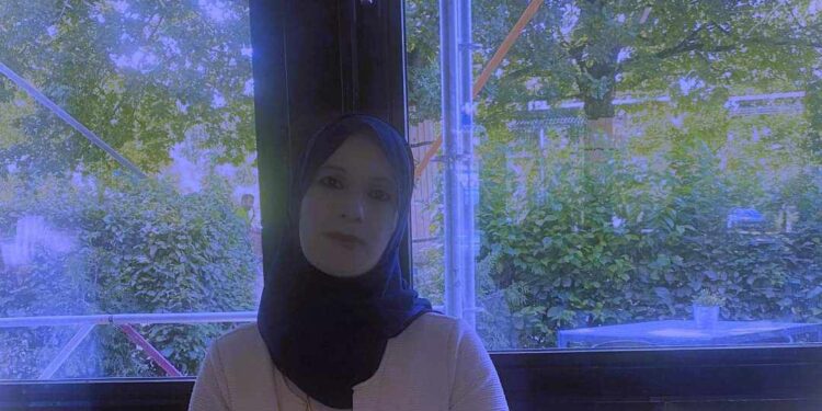 عَلَى بُعْدِ مِيلٍ