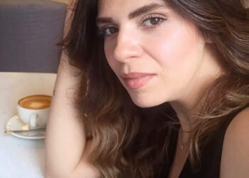 تساقطت الكلمات