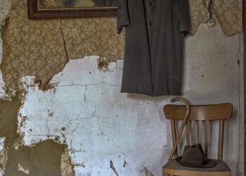 ظلٌ مقطوع من شجرة  