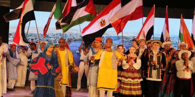 عروض فلكلورية في افتتاح مهرجان أسوان الدولي للثقافة والفنون