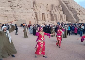 فرق مهرجان أسوان تحتفل بتعامد الشمس بمعبد “أبو سمبل”