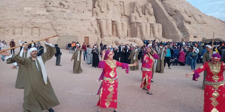 فرق مهرجان أسوان تحتفل بتعامد الشمس بمعبد “أبو سمبل”