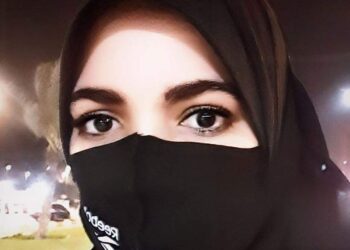 مَرّوا بذاكرتي والبدر مكتملُ …