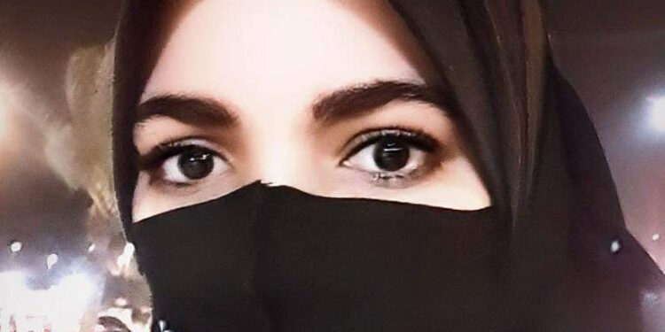 مَرّوا بذاكرتي والبدر مكتملُ …