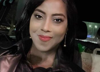 رجلٌ يستطيع الوصول لسُرتي …